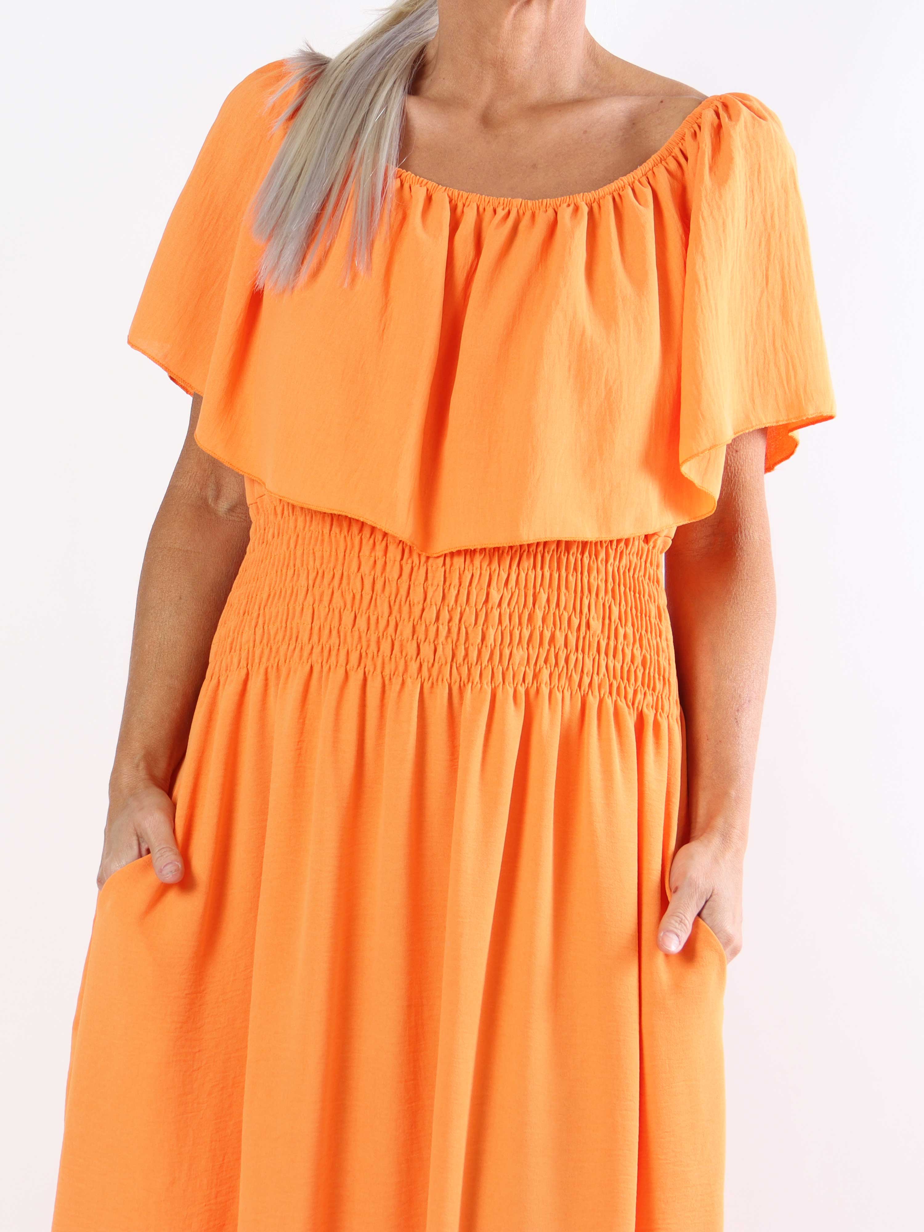 Rachel - Lång plus size-klänning med fickor och volang i nederkanten